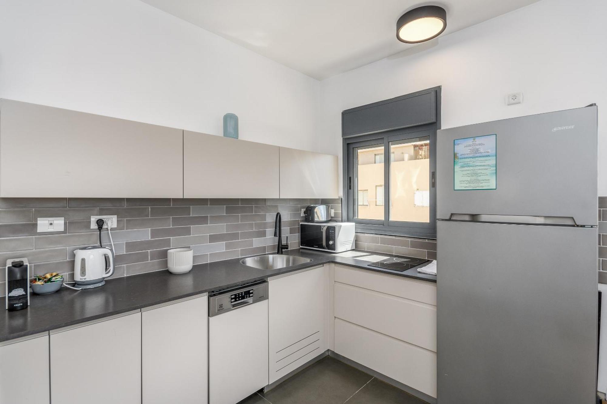 Апартаменти Modern & Sunny 1 Bdr W Balcony And Parking Тель-Авів Екстер'єр фото